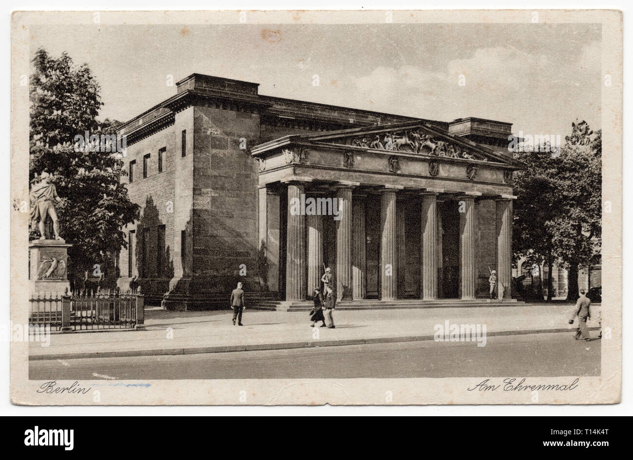 Monumento ai caduti nella Prima Guerra Mondiale noto come la Neue Wache (Nuovo Guardiola) in Unter den Linden di Berlino in Germania, raffigurato in tedesco la cartolina vintage datato dal 1940s. La cortesia dell'Azoor Collezione Cartoline. Foto Stock