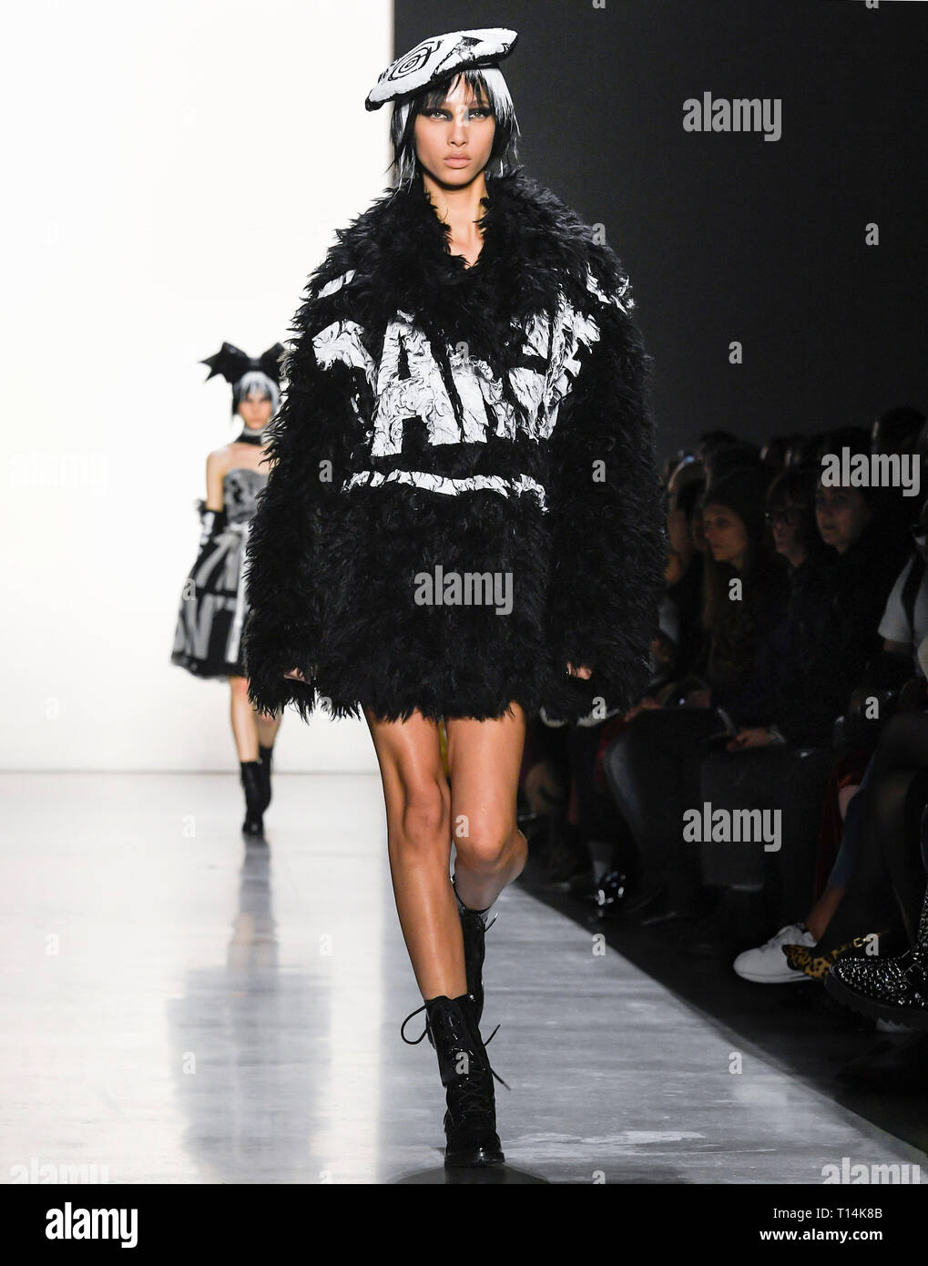 New York New York - 08 Febbraio 2019: Yasmin Wijnaldum passeggiate la pista di Jeremy Scott Fall Winter 2019 Fashion Show Foto Stock