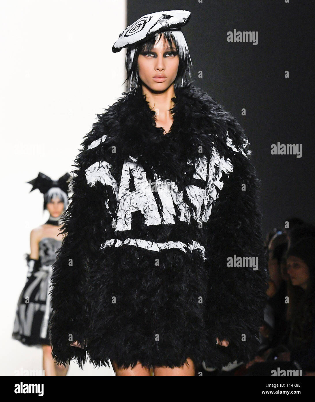 New York New York - 08 Febbraio 2019: Yasmin Wijnaldum passeggiate la pista di Jeremy Scott Fall Winter 2019 Fashion Show Foto Stock
