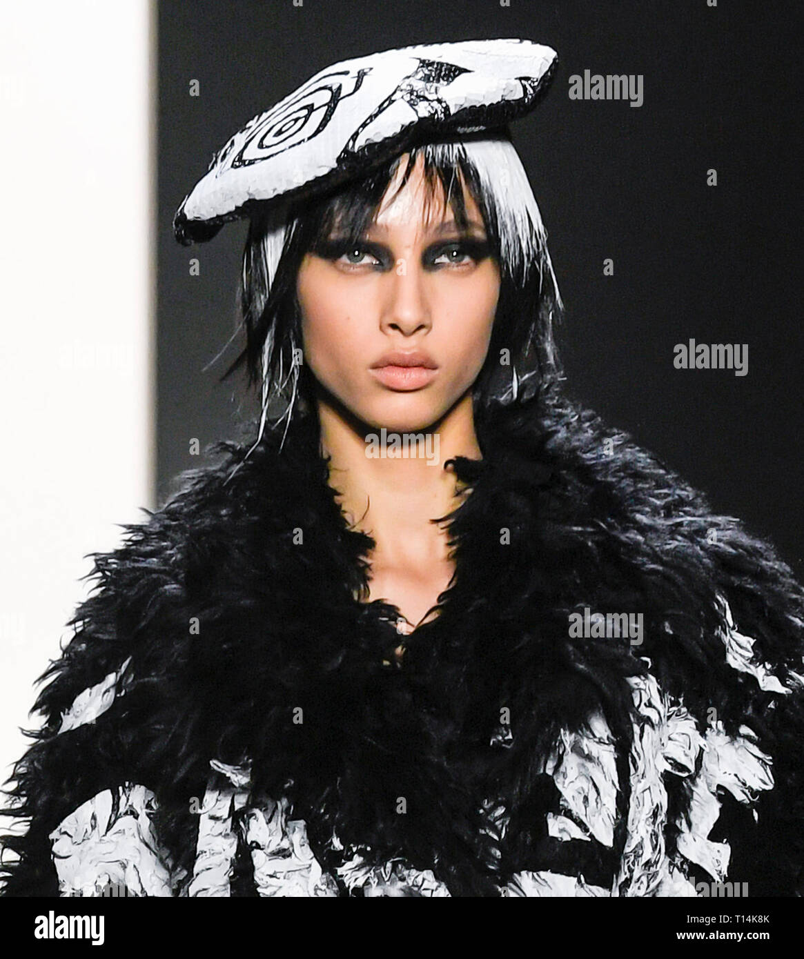 New York New York - 08 Febbraio 2019: Yasmin Wijnaldum passeggiate la pista di Jeremy Scott Fall Winter 2019 Fashion Show Foto Stock