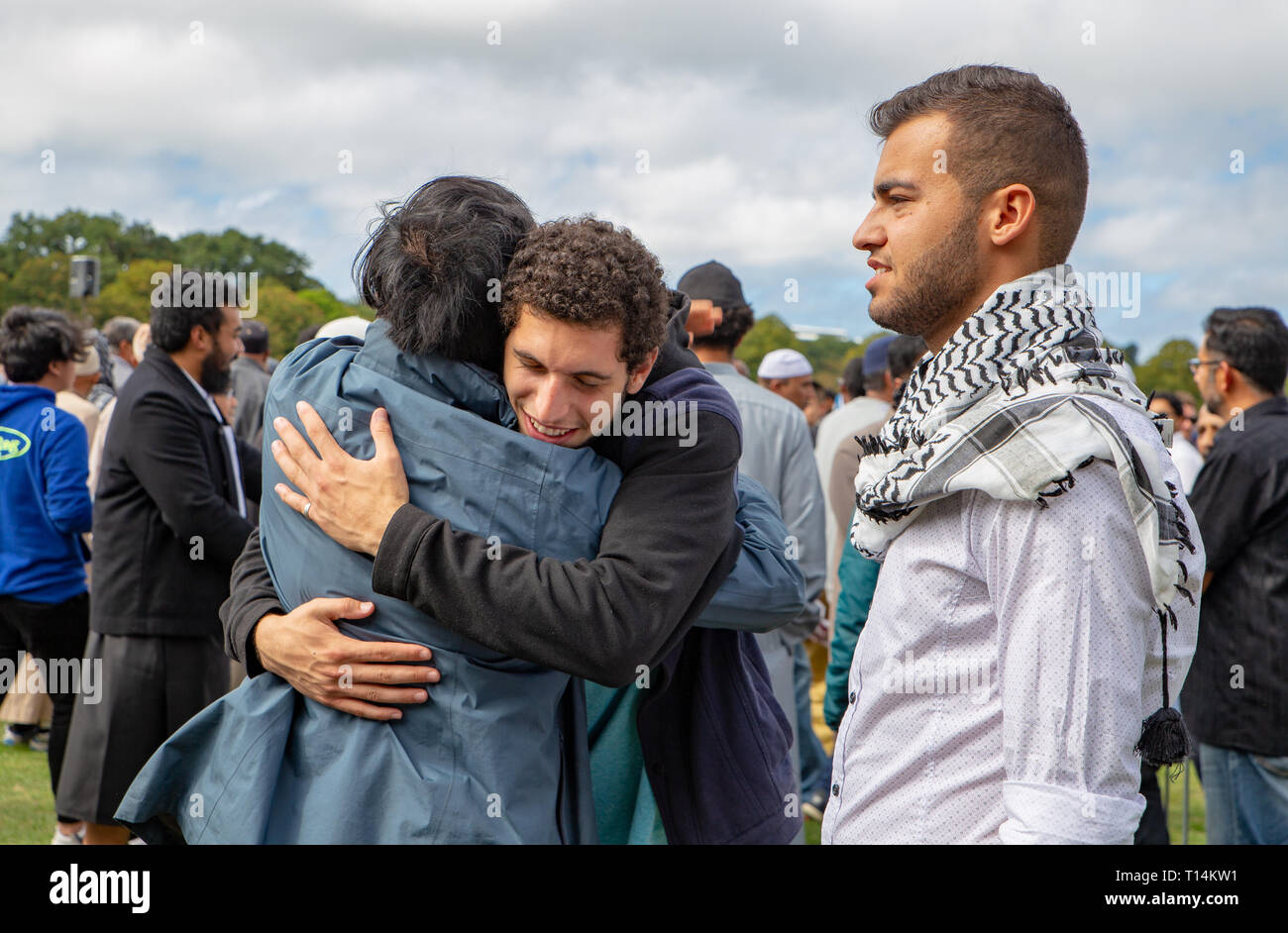 Christchurch, Canterbury, Nuova Zelanda, 22 marzo 2019: uomini musulmani salutarci al servizio di preghiera in Hagley Park una settimana dopo la moschea shoot Foto Stock