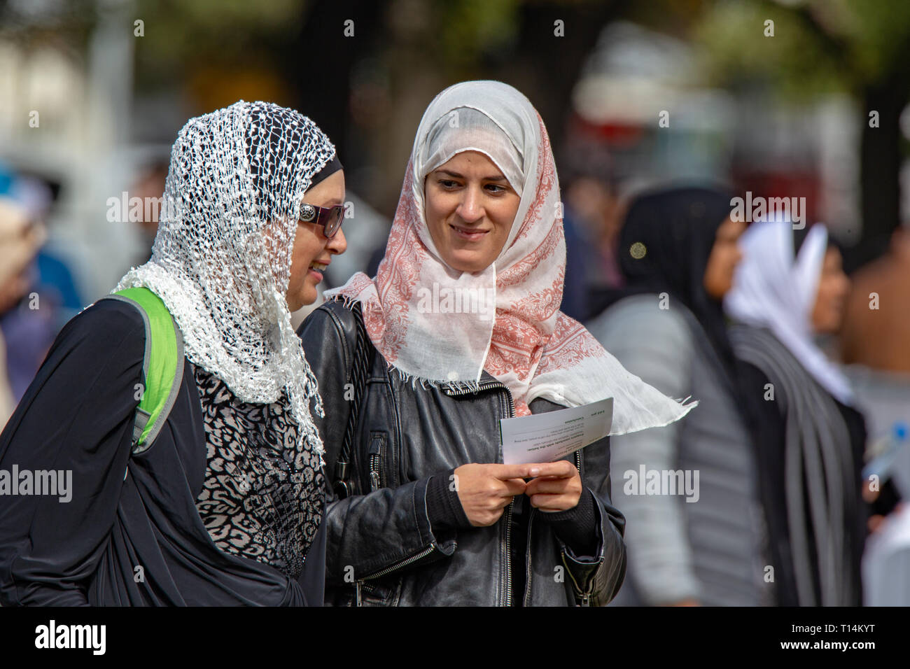 Christchurch, Canterbury, Nuova Zelanda, 22 marzo 2019:Le donne musulmane salutarci al servizio di preghiera in Hagley Park per ricordare le vittime e fa Foto Stock