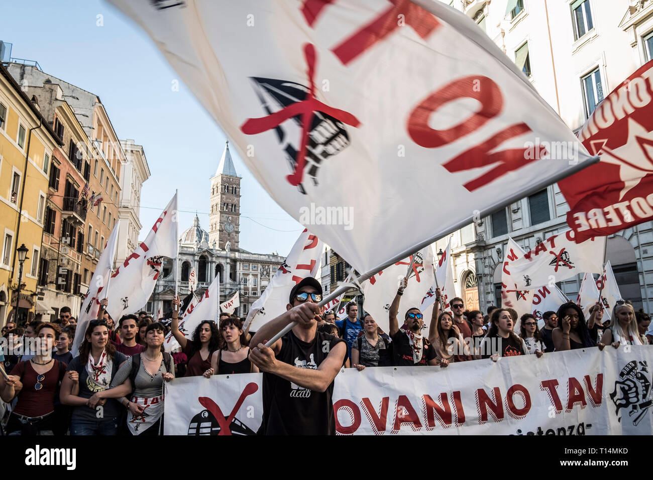 Roma, Italia. 23 Mar, 2019. Migliaia di persone ha tenuto una manifestazione per chiedere di fermare il riscaldamento globale e per il cambiamento climatico e contro la TAV (Torino - Lione ad alta velocità ferroviaria), il rubinetto (Trans Adriatic Pipeline) e contro il MOU stazione di terra in Sicilia in Italia a Roma. Credito: Giuseppe Ciccia/Pacific Press/Alamy Live News Foto Stock