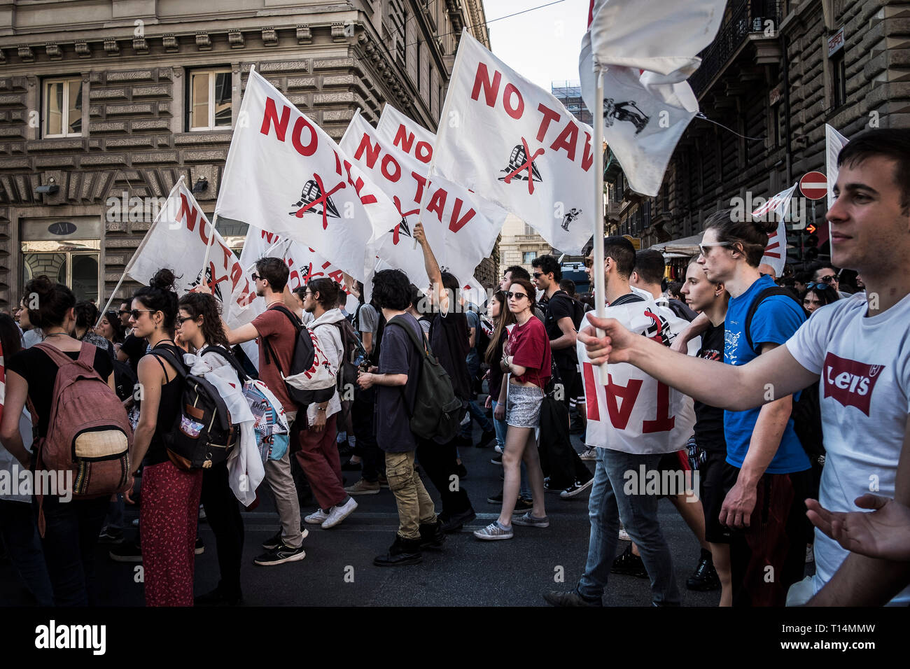 Roma, Italia. 23 Mar, 2019. Migliaia di persone ha tenuto una manifestazione per chiedere di fermare il riscaldamento globale e per il cambiamento climatico e contro la TAV (Torino - Lione ad alta velocità ferroviaria), il rubinetto (Trans Adriatic Pipeline) e contro il MOU stazione di terra in Sicilia in Italia a Roma. Credito: Giuseppe Ciccia/Pacific Press/Alamy Live News Foto Stock