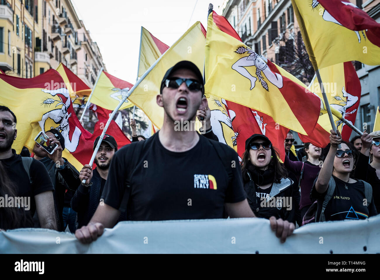 Roma, Italia. 23 Mar, 2019. Migliaia di persone ha tenuto una manifestazione per chiedere di fermare il riscaldamento globale e per il cambiamento climatico e contro la TAV (Torino - Lione ad alta velocità ferroviaria), il rubinetto (Trans Adriatic Pipeline) e contro il MOU stazione di terra in Sicilia in Italia a Roma. Credito: Giuseppe Ciccia/Pacific Press/Alamy Live News Foto Stock