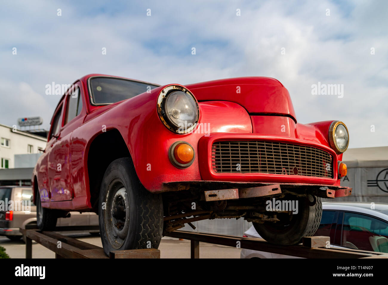 Varsavia POLONIA. Il 18 febbraio 2019. Retro rosso auto sulla piattaforma. Classic vetture convertibili in rosso Foto Stock
