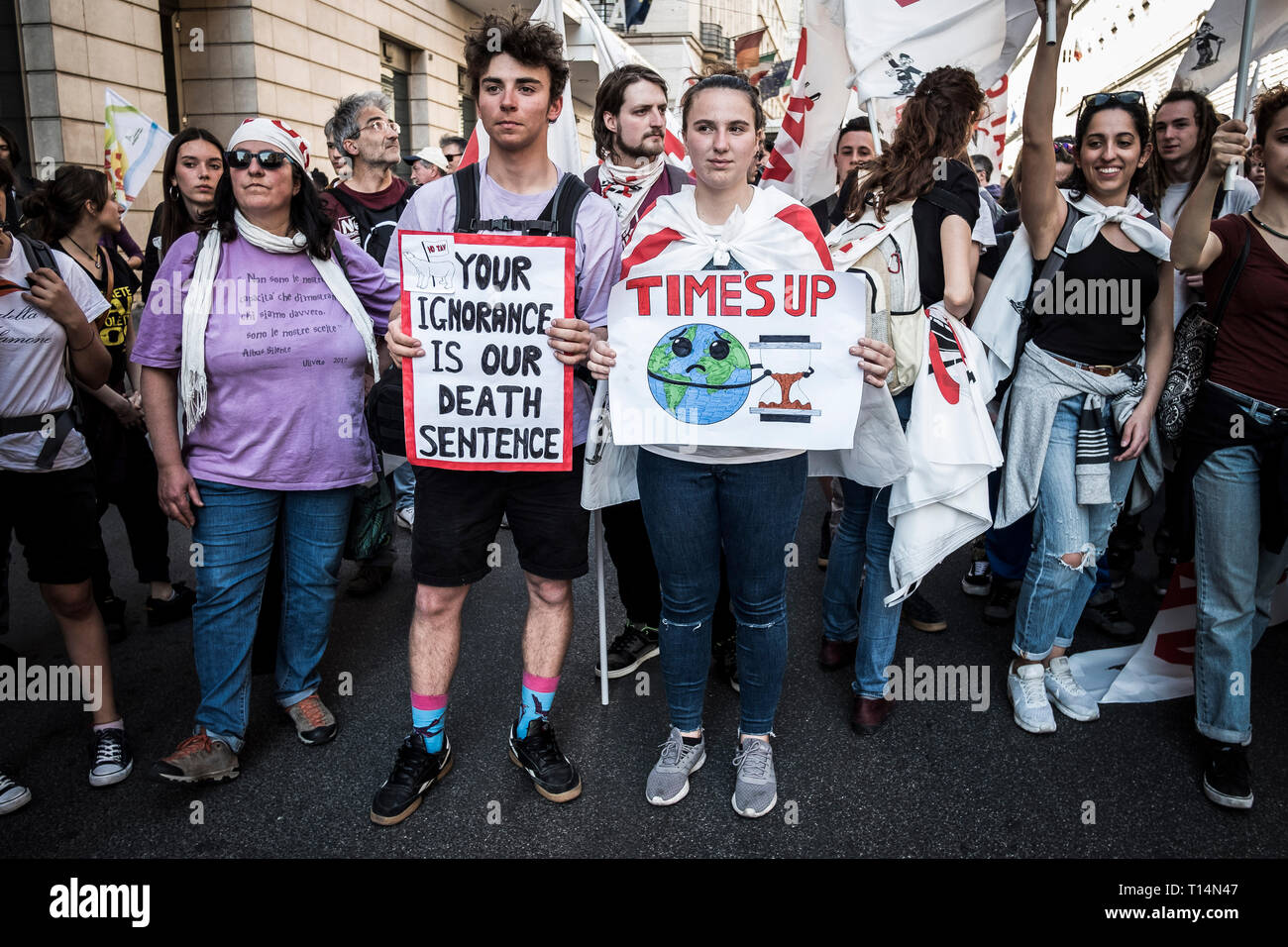 Roma, Italia. 23 Mar, 2019. Migliaia di persone ha tenuto una manifestazione per chiedere di fermare il riscaldamento globale e per il cambiamento climatico e contro la TAV (Torino - Lione ad alta velocità ferroviaria), il rubinetto (Trans Adriatic Pipeline) e contro il MOU stazione di terra in Sicilia in Italia a Roma. Credito: Giuseppe Ciccia/Pacific Press/Alamy Live News Foto Stock
