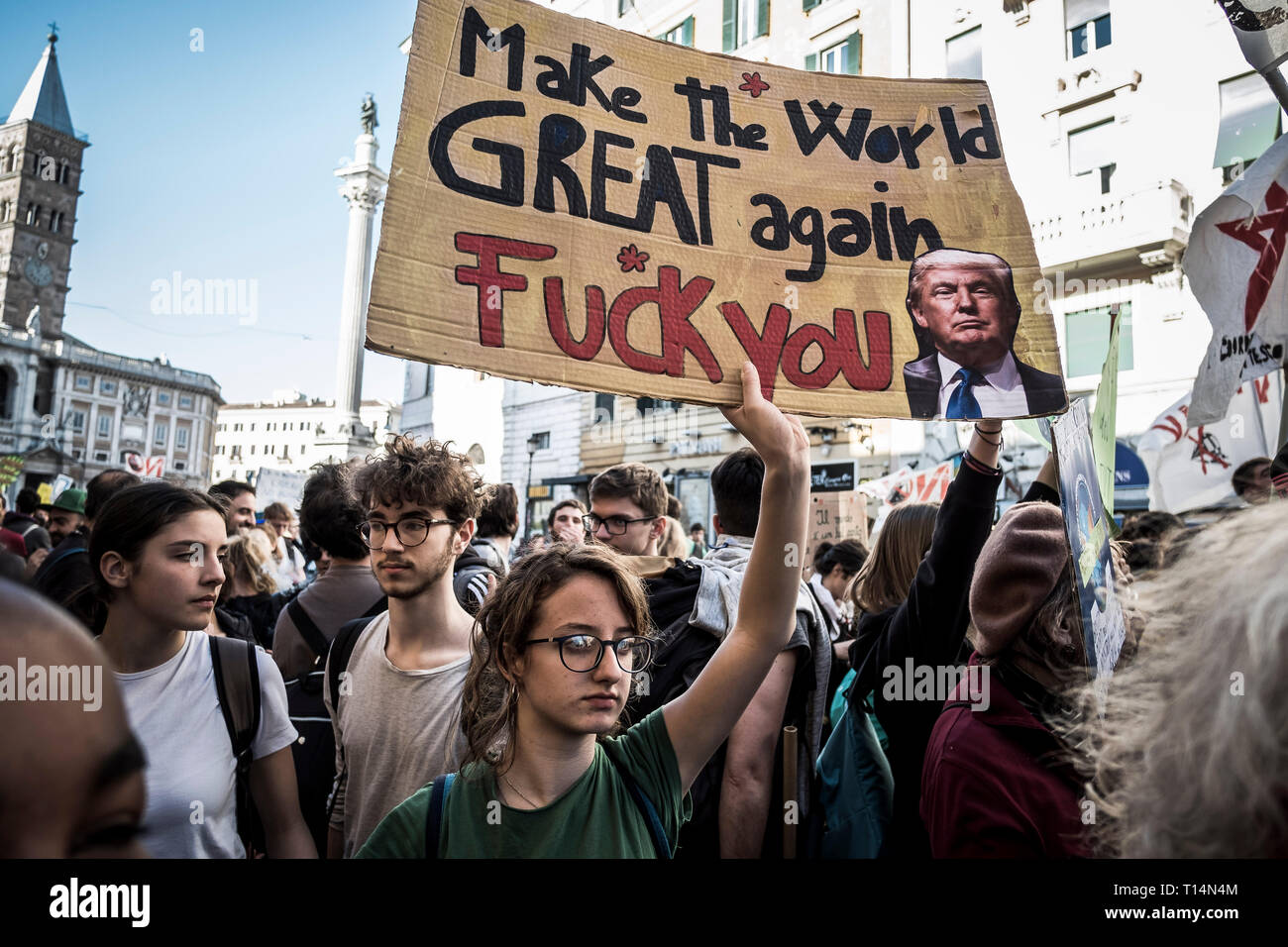 Roma, Italia. 23 Mar, 2019. Migliaia di persone ha tenuto una manifestazione per chiedere di fermare il riscaldamento globale e per il cambiamento climatico e contro la TAV (Torino - Lione ad alta velocità ferroviaria), il rubinetto (Trans Adriatic Pipeline) e contro il MOU stazione di terra in Sicilia in Italia a Roma. Credito: Giuseppe Ciccia/Pacific Press/Alamy Live News Foto Stock