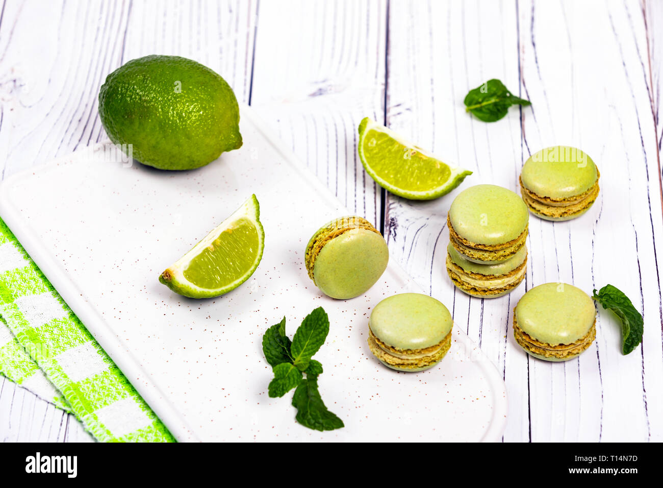 Macarone verde aromatizzato alla calce e alla menta. Messa a fuoco selettiva. Foto Stock