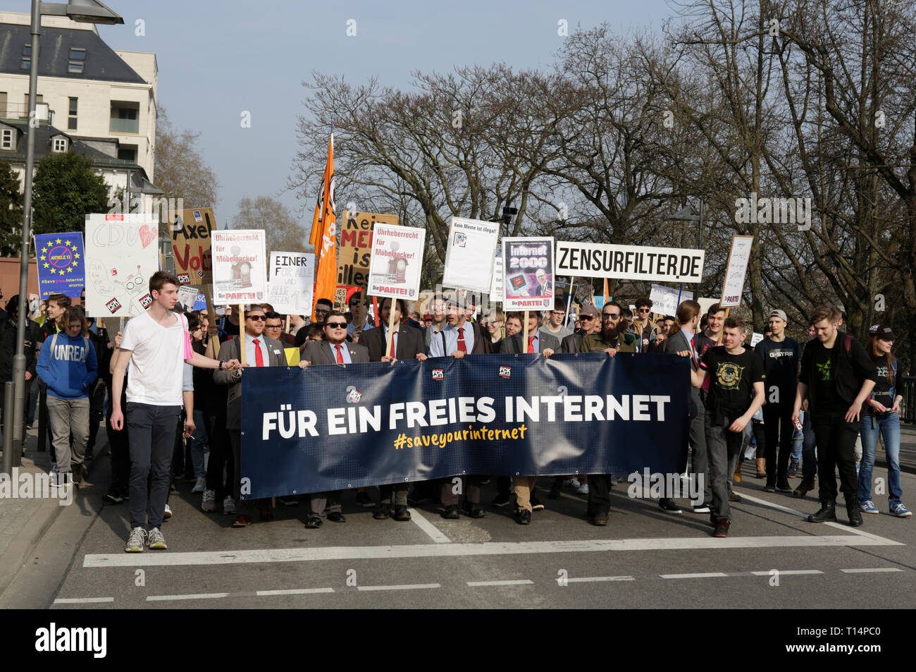 Francoforte, Germania. 23 Mar, 2019. Manifestanti marzo con un banner che recita " per una connessione Internet gratuita'. Più di 15.000 manifestanti hanno marciato attraverso Francoforte chiamando per Internet per rimanere liberi e a non passare la nuova direttiva sul diritto d'autore in legge. La protesta era parte di una Germania ampia Giornata di protesta contro la direttiva UE. Credito: Michael Debets/Pacific Press/Alamy Live News Foto Stock