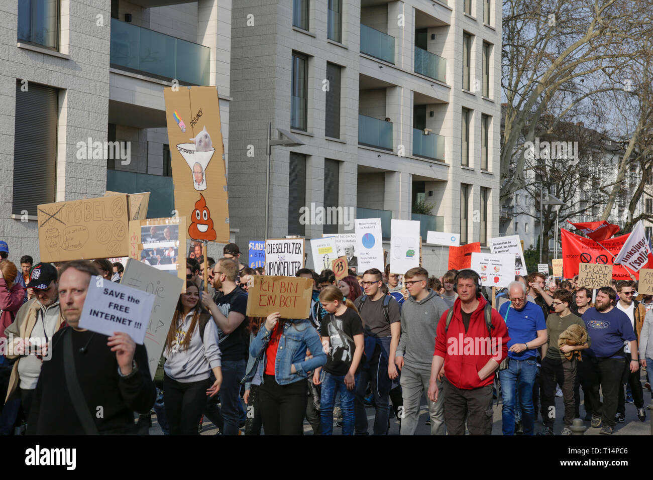 Francoforte, Germania. 23 Mar, 2019. Manifestanti marzo con segni attraverso Francoforte. Più di 15.000 manifestanti hanno marciato attraverso Francoforte chiamando per Internet per rimanere liberi e a non passare la nuova direttiva sul diritto d'autore in legge. La protesta era parte di una Germania ampia Giornata di protesta contro la direttiva UE. Credito: Michael Debets/Pacific Press/Alamy Live News Foto Stock