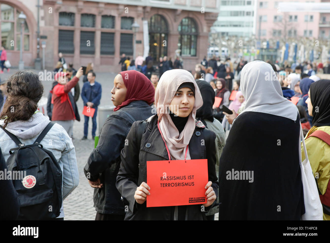 Francoforte, Germania. 23 Mar, 2019. Una donna porta un cartello che recita "Il razzismo è terrorismo". Circa un centinaio di persone si sono riunite nel centro di Francoforte, a tenere una veglia di 50 persone che sono stati uccisi in un attacco terroristico su due moschee in Christchurch in Nuova Zelanda. Credito: Michael Debets/Pacific Press/Alamy Live News Foto Stock