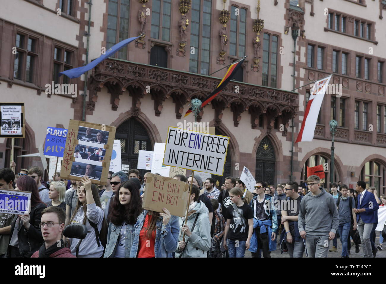 Francoforte, Germania. 23 Mar, 2019. Manifestanti marzo con segni attraverso Francoforte. Più di 15.000 manifestanti hanno marciato attraverso Francoforte chiamando per Internet per rimanere liberi e a non passare la nuova direttiva sul diritto d'autore in legge. La protesta era parte di una Germania ampia Giornata di protesta contro la direttiva UE. Credito: Michael Debets/Pacific Press/Alamy Live News Foto Stock