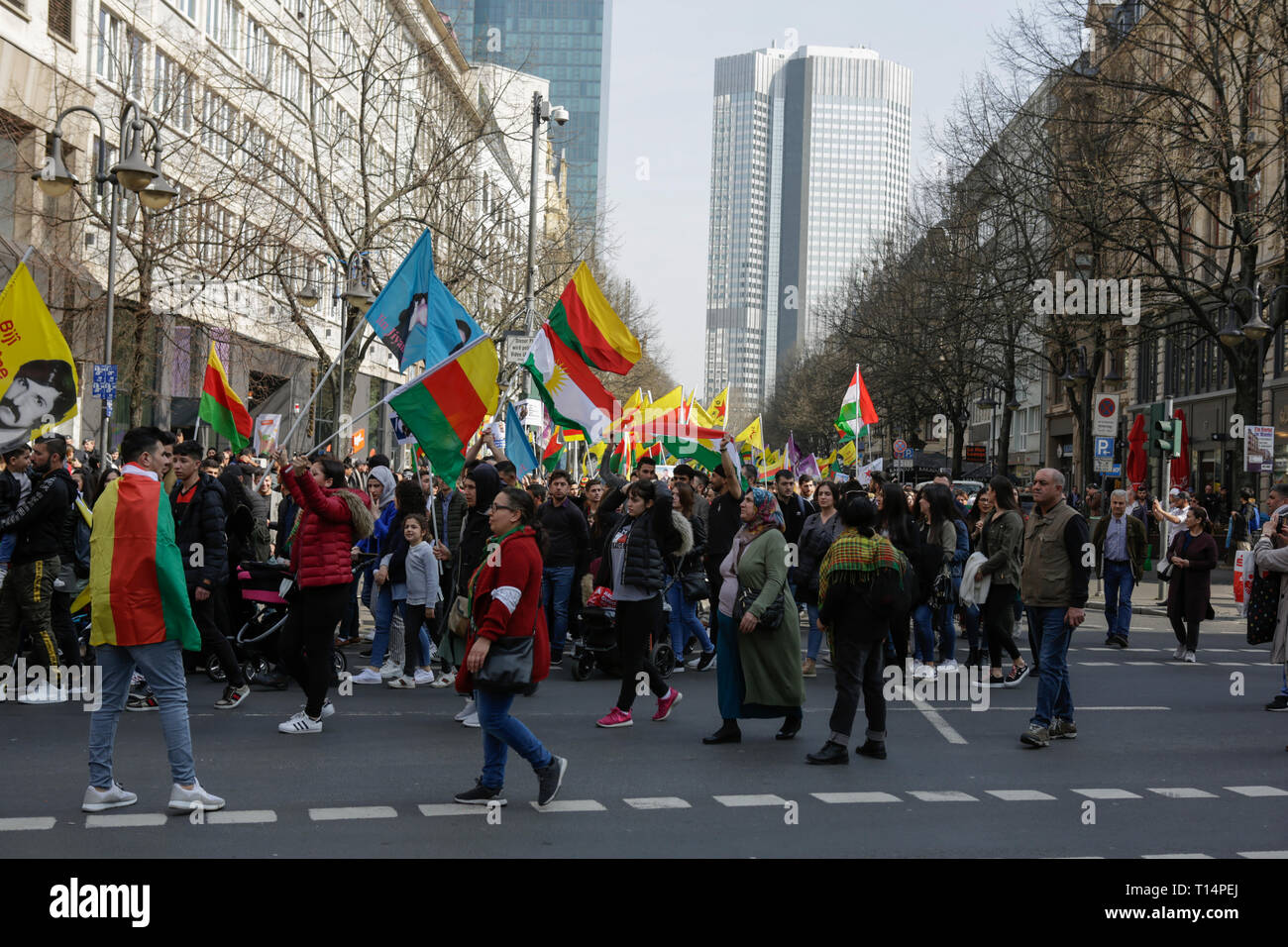 Francoforte, Germania. 23 Mar, 2019. Manifestanti marzo con bandiere curda, bandiere di Rojava (Siriano Kurdistan) e YPG e YPF bandiere alla protesta. Parecchie migliaia di curdi hanno marciato attraverso Francoforte, per festeggiare Nawroz, il curdo nuova edizione del festival. Essa è stata la celebrazione centrale per la Germania e si è svolta sotto il motto "Free Abdullah Ocalan", il leader del PKK (Partito dei Lavoratori del Kurdistan). Credito: Michael Debets/Pacific Press/Alamy Live News Foto Stock