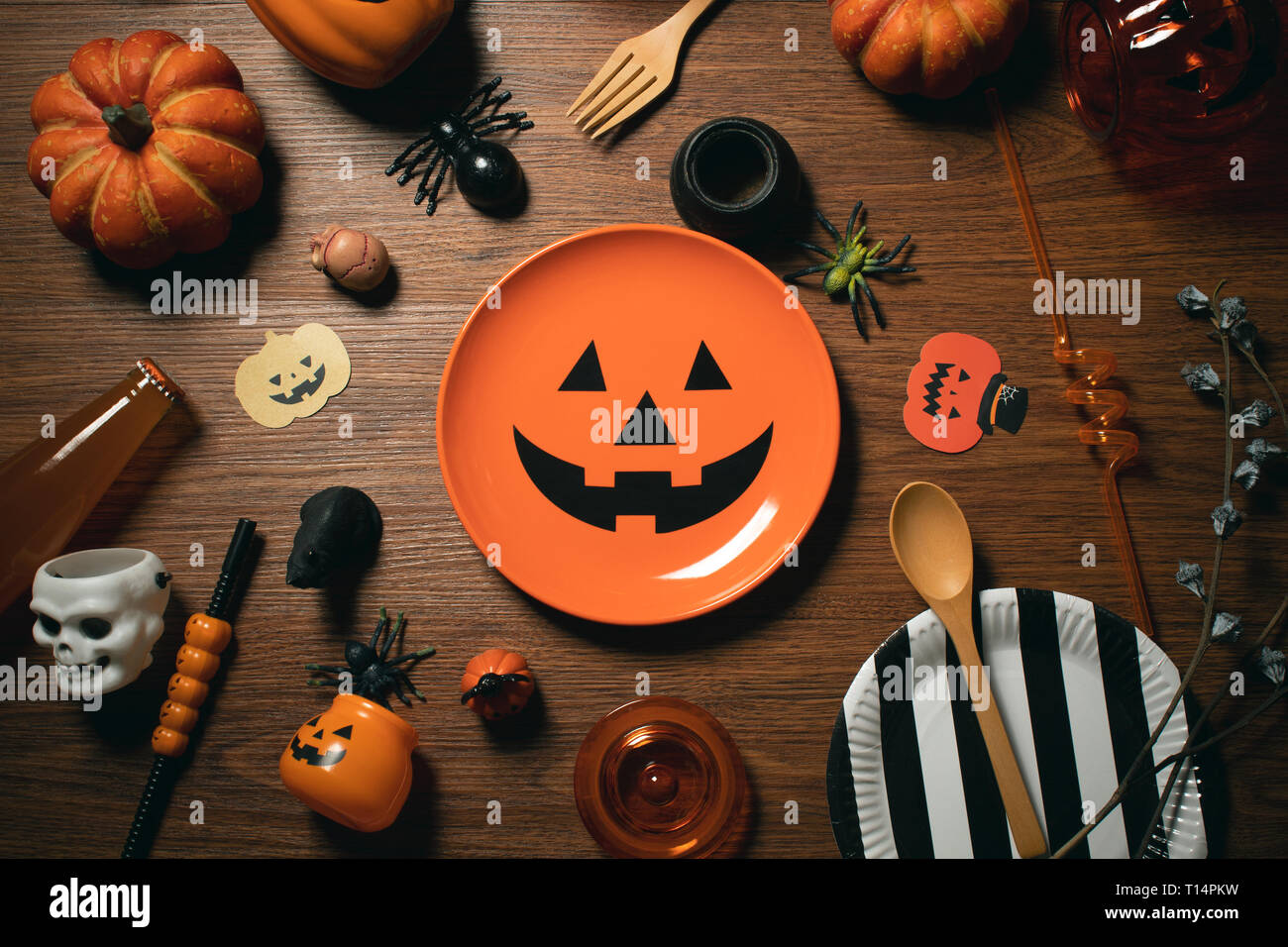 Vista dall'alto di halloween cena vacanze prop con decor di legno sfondo tabella Foto Stock