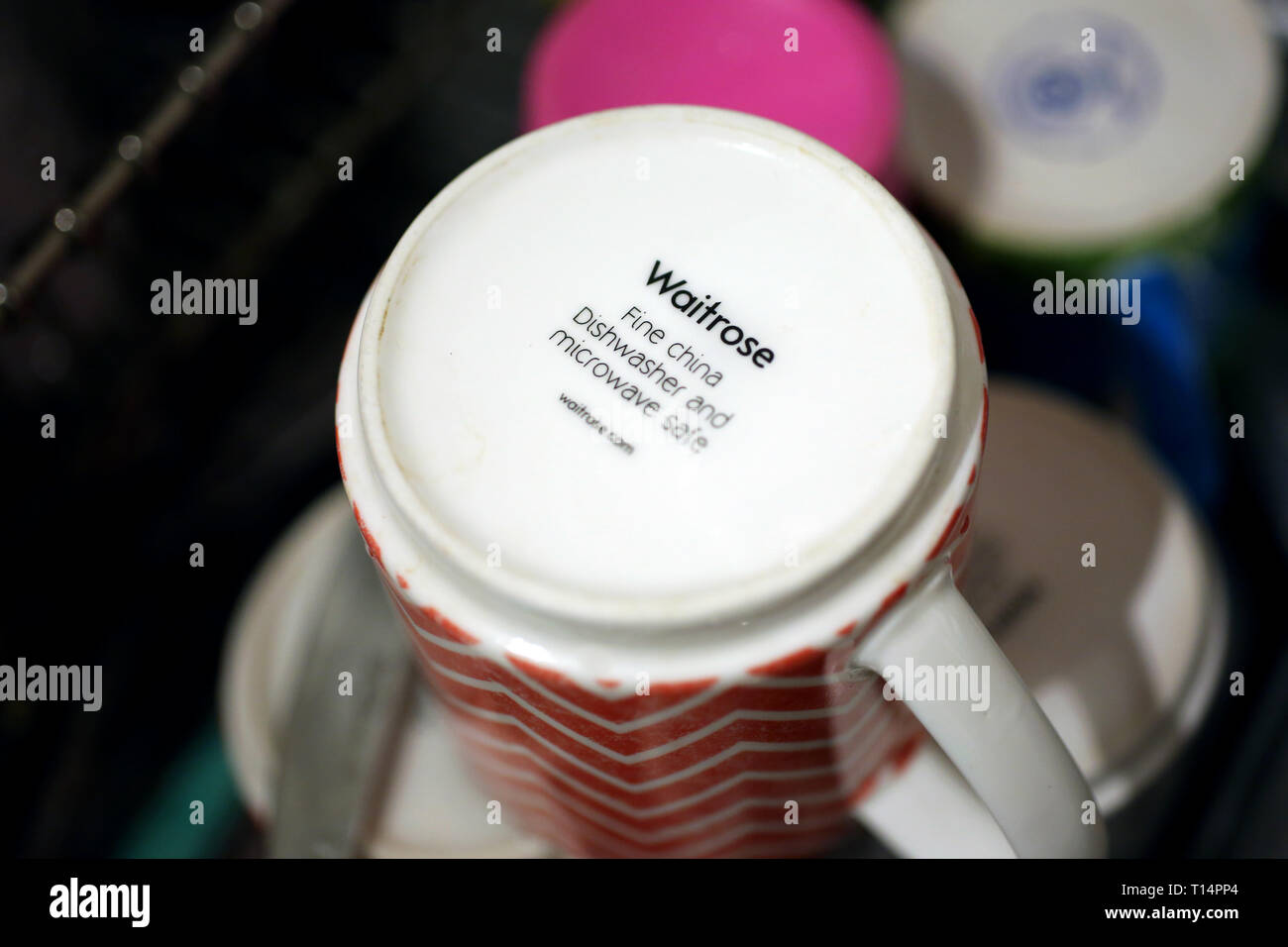 Una tazza Waitrose raffigurata asciugando sul lavandino con il logo del negozio che mostra, Chichester, West Sussex, UK. Foto Stock