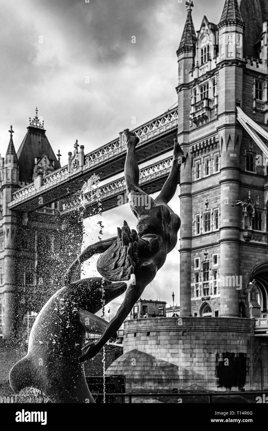 Ragazza con una fontana dei Delfini, Tower Hill, Londra, Inghilterra Foto Stock