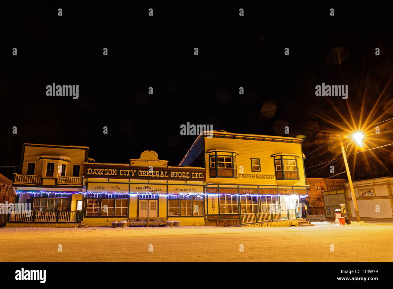 DAWSON CITY, Yukon, Canada, 11 marzo 2019 : notte sulla città vecchia. Dawson City è legata alla corsa all'Oro nel Klondike e presentato in modo preminente in n. Foto Stock