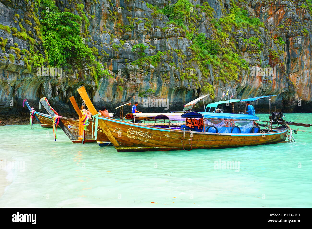 Thailandia tradizionale longtail boat sulla bianca spiaggia a Phuket, Tailandia. Phuket è una popolare destinazione per vacanze Foto Stock
