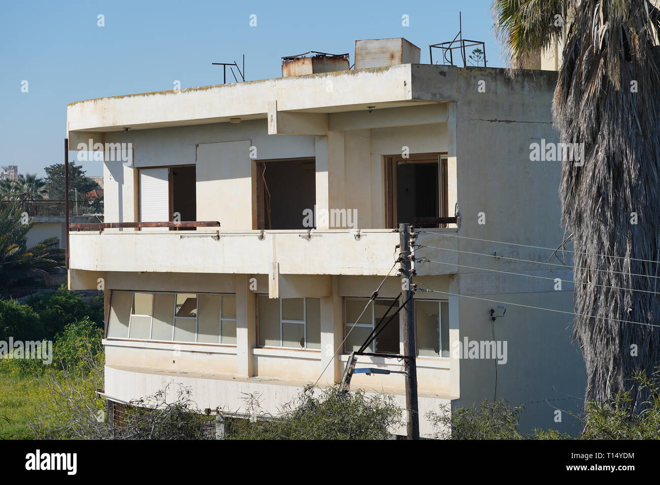 Famagusta (Varosha) è un abbandono della città cipriota di Famagosta. Prima del 1974 invasione turca di Cipro, fu la moderna area turistica della città. Foto Stock