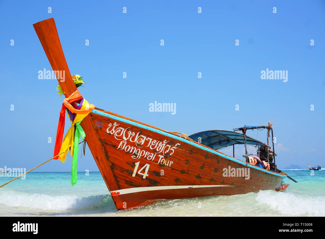 Thailandia tradizionale longtail boat sulla bianca spiaggia a Phuket, Tailandia. Phuket è una popolare destinazione per vacanze Foto Stock