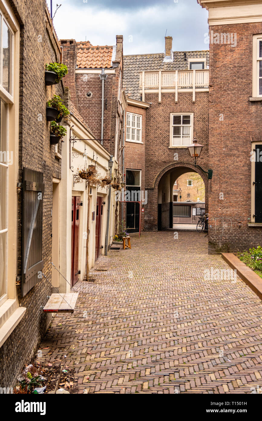 Corridoio percorso nella parte storica di Dordrecht, Paesi Bassi. edifici unici e tipiche strutture europee. Foto Stock