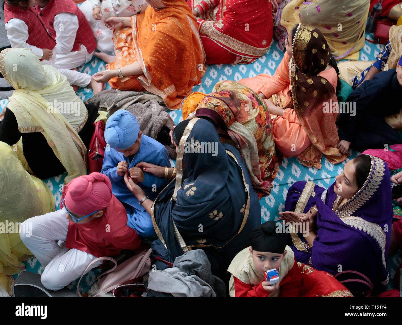 Famiglia vista su un tempio sikh durante la celebrazione di Baisakhi Foto Stock
