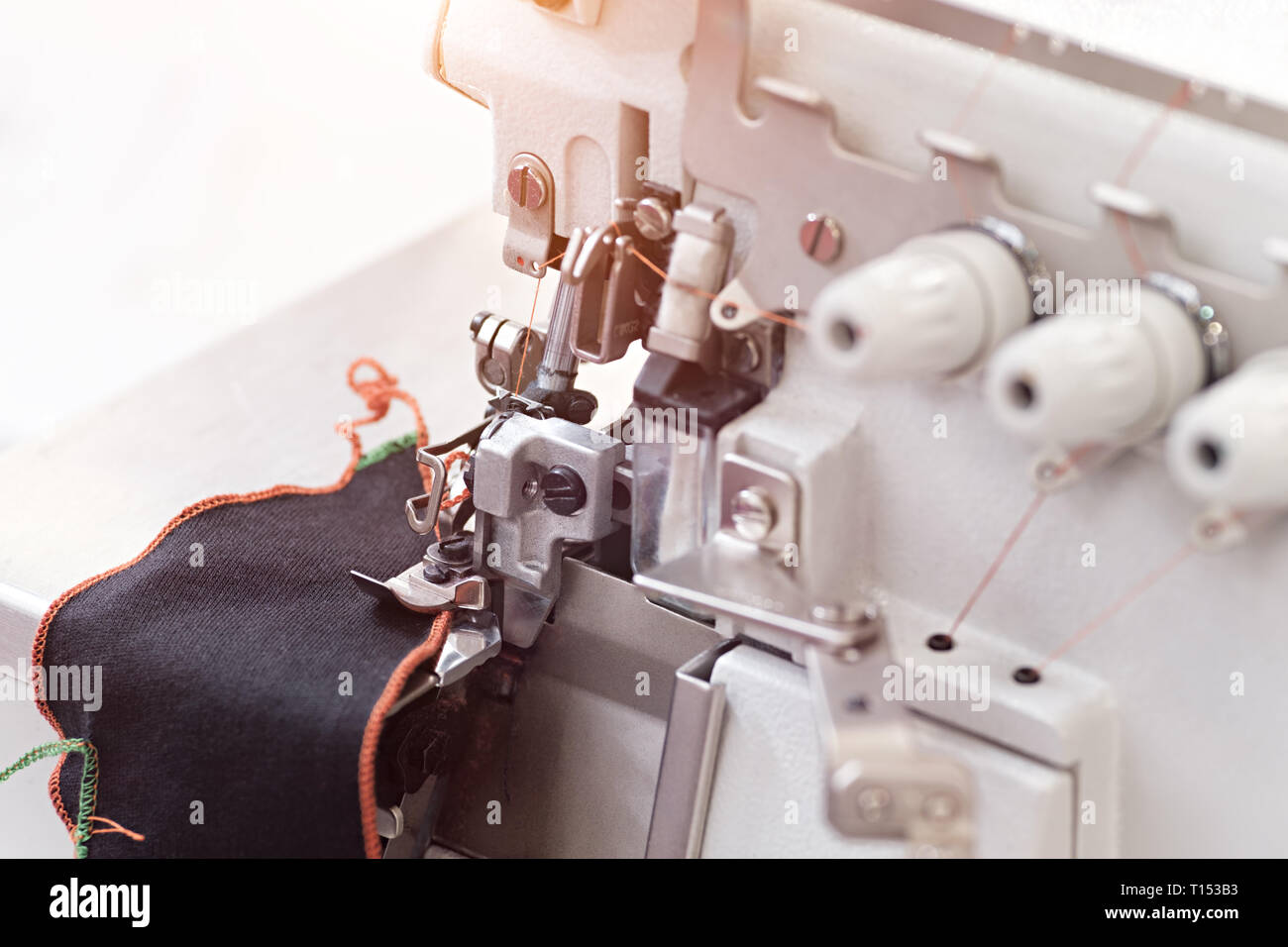 La tecnologia di fabbricazione artigianale, concetto. close up dei dettagli più importanti in macchina da cucire Foto Stock