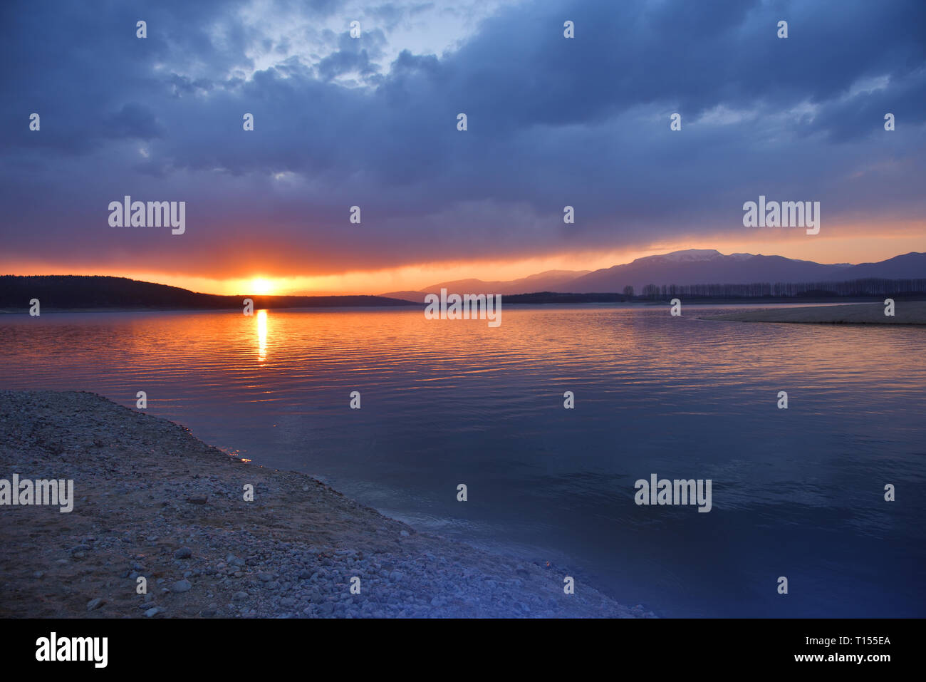 Incredibilmente bellissimo tramonto.Sun,SKY,lago.Sunrise paesaggio.bella natura sfondo.Incredibili nuvole colorate.Creative sfondo arancione.Acqua.alberi. Foto Stock