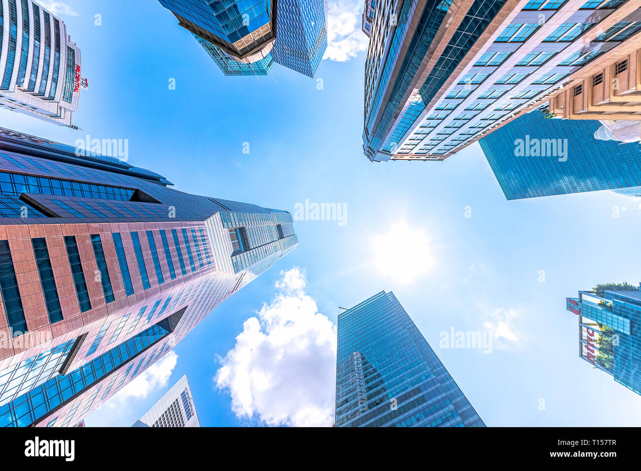 Singapore, edifici alti, basso angolo di vista contro il sole Foto Stock