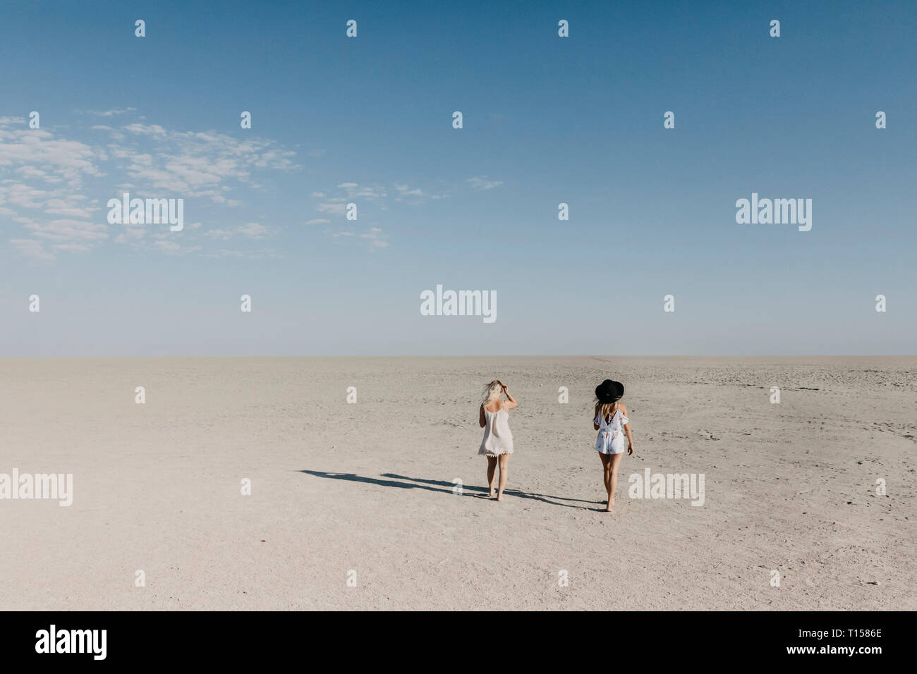 Due giovani donne in marcia nel deserto Foto Stock