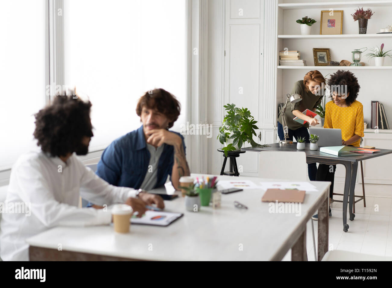 Young business persone che lavorano insieme in coworking space Foto Stock