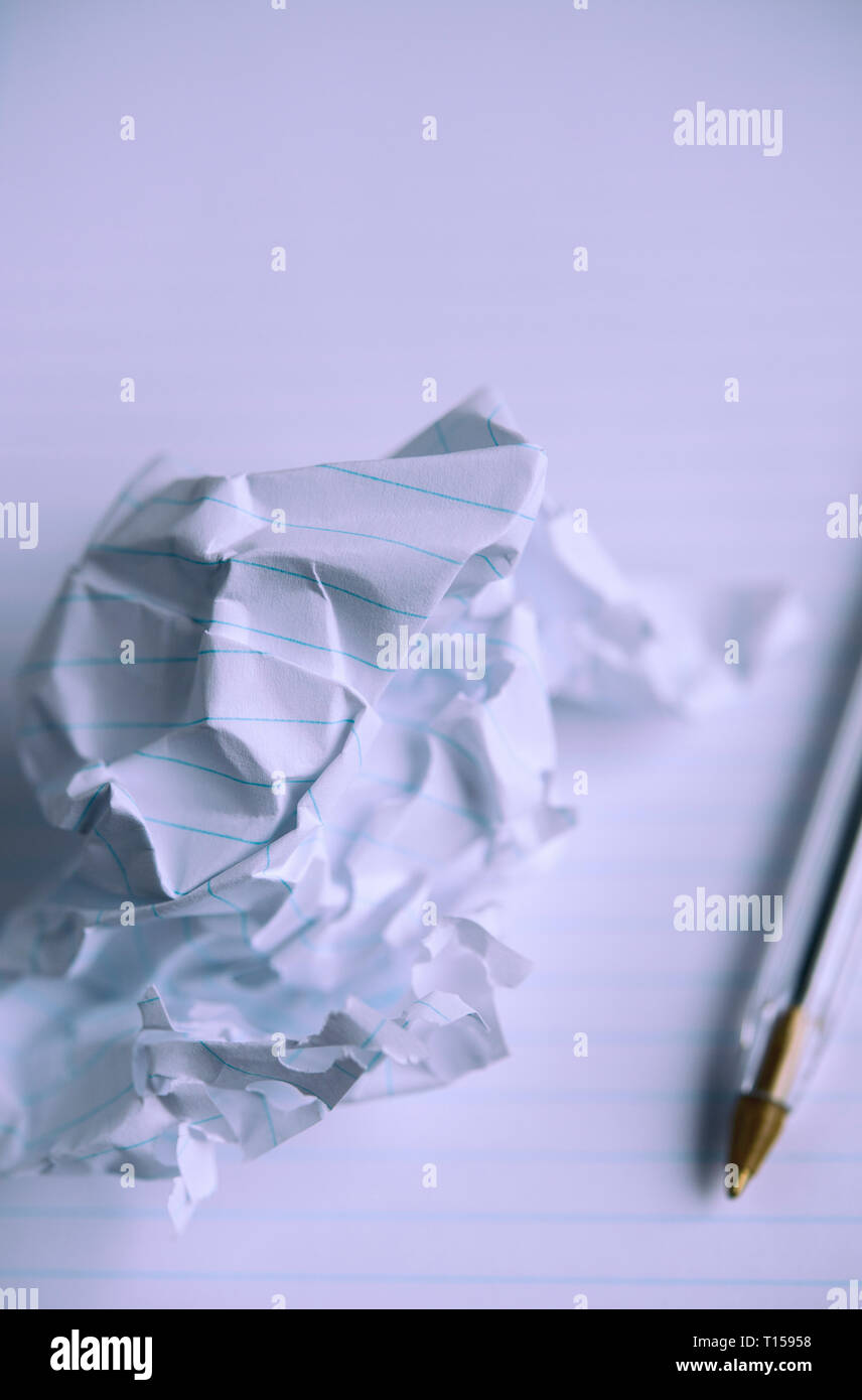 Crumpled fino pezzo di carta con una penna a sfera Foto Stock