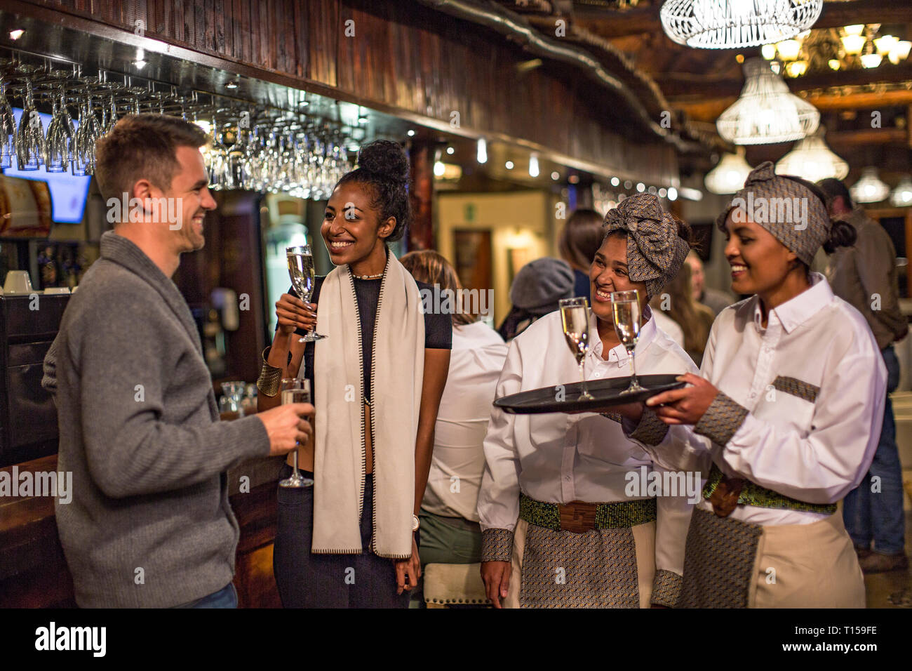 Giovane con un bicchiere di champagne in un bar Foto Stock