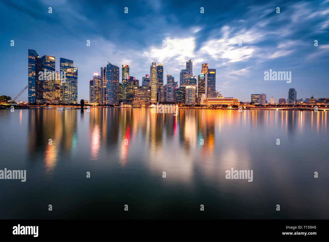 Singapore, il quartiere finanziario, edifici alti in serata Foto Stock