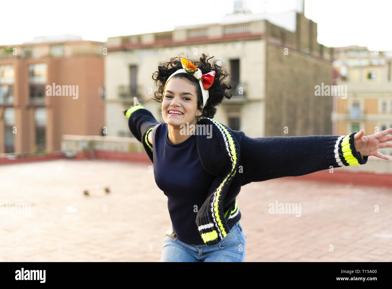 Ritratto di felice giovane donna divertimento in città Foto Stock
