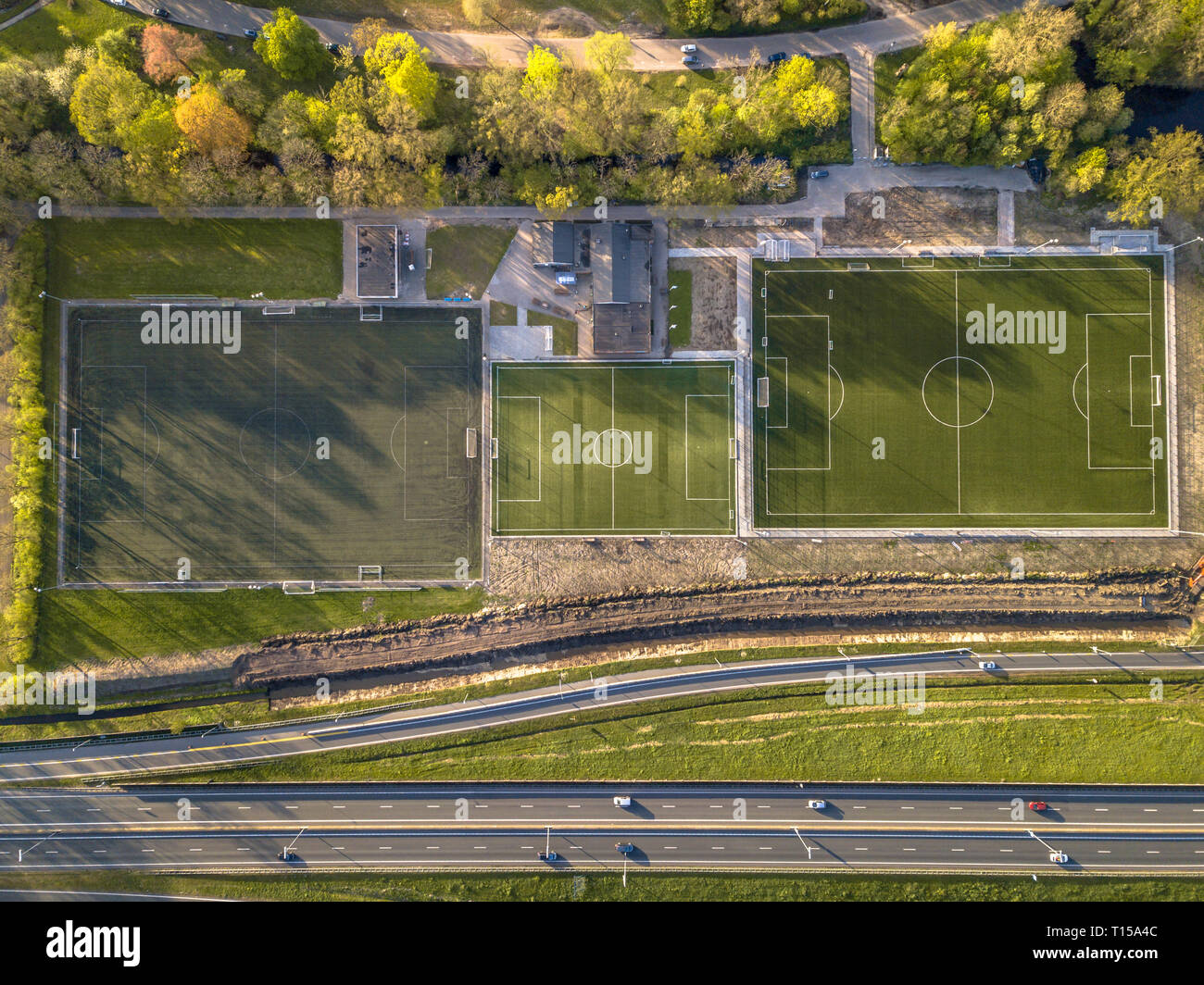 Top down vista aerea di dilettante al campo di calcio stabilimento nei Paesi Bassi Foto Stock