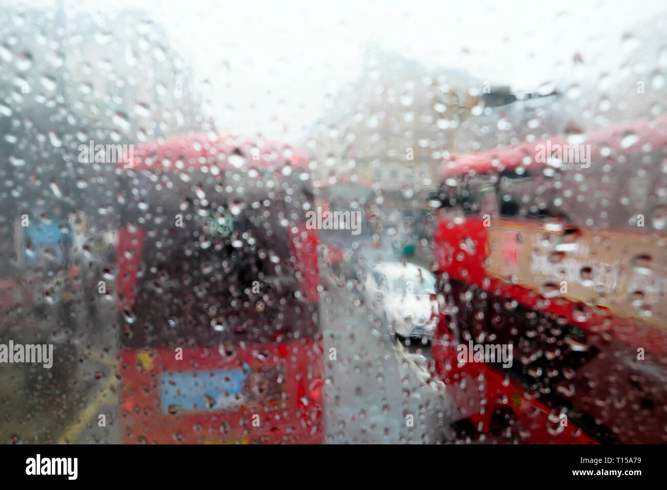 Una vista di double decker bus rosso in vista del traffico dalla parte superiore del bus interno gocce di pioggia sulla finestra sulla giornata piovosa Londra Inghilterra KATHY DEWITT Foto Stock