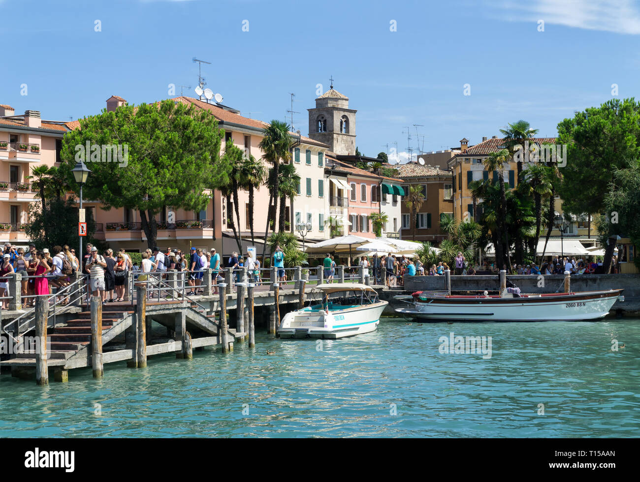 Sirmione, Italia - Agosto 07 2017: i turisti sono in attesa di una nave nel porto di Sirmione sul Lago di Garda. Sirmione è cittadina medievale situato sulla Sir Foto Stock