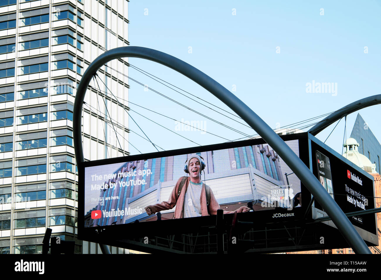 Pubblicità elettronica di musica su YouTube sullo schermo alla rotonda di Old Street Silicon a Shoreditch Tech City Londra EC1 Inghilterra UK KATHY DEWITT Foto Stock