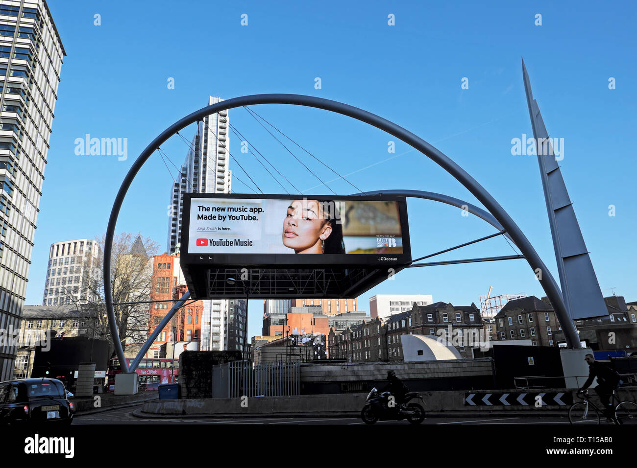 YouTube pubblicità musica app elettronica spot digitale screen cantante Jorja Smith a Old Street Roundabout a Londra EC1 Inghilterra Regno Unito KATHY DEWITT Foto Stock