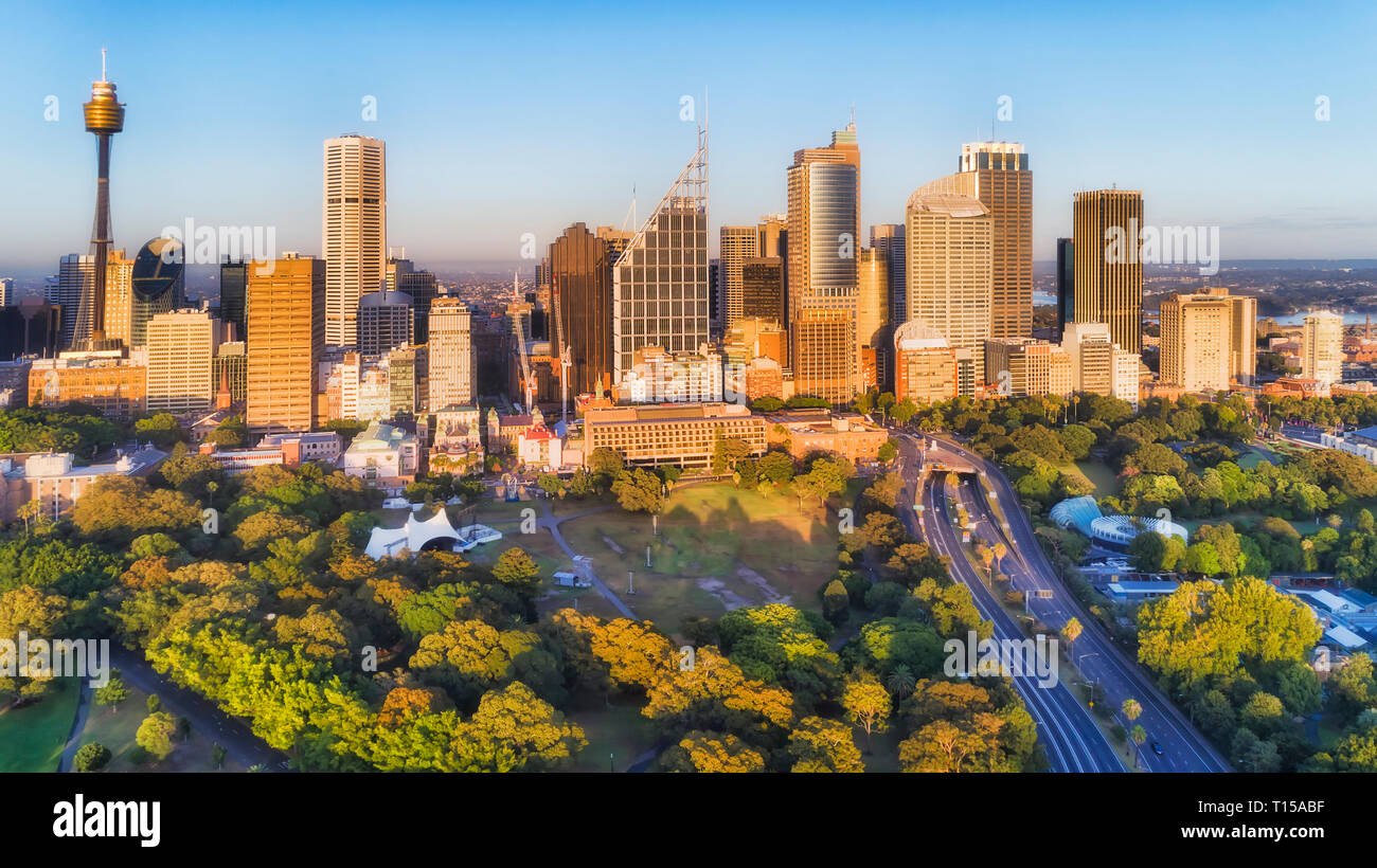 Alto luogo torri di uffici nella città di Sydney CBD vicino Domain parklands con leader distributore orientale autostrada sopraelevata in vista aerea contro blu sk Foto Stock