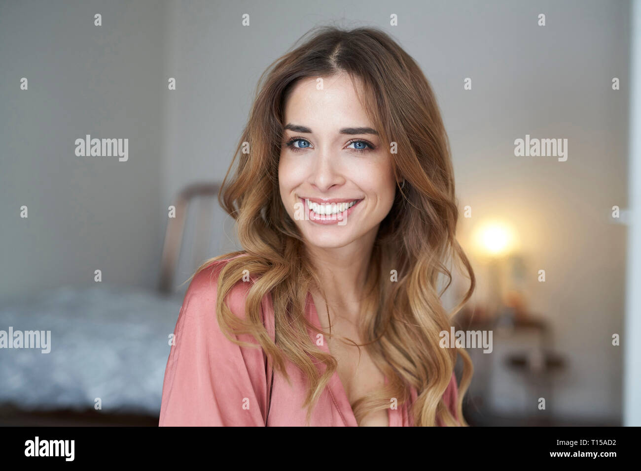 Ritratto di sorridente giovane donna indossa vestaglia Foto Stock