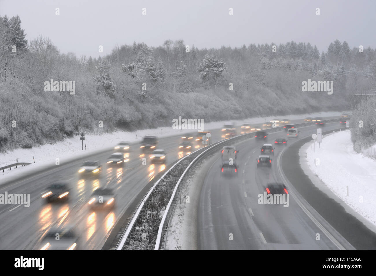 In Germania, in autostrada in inverno, strada ghiacciata e traffico Foto Stock