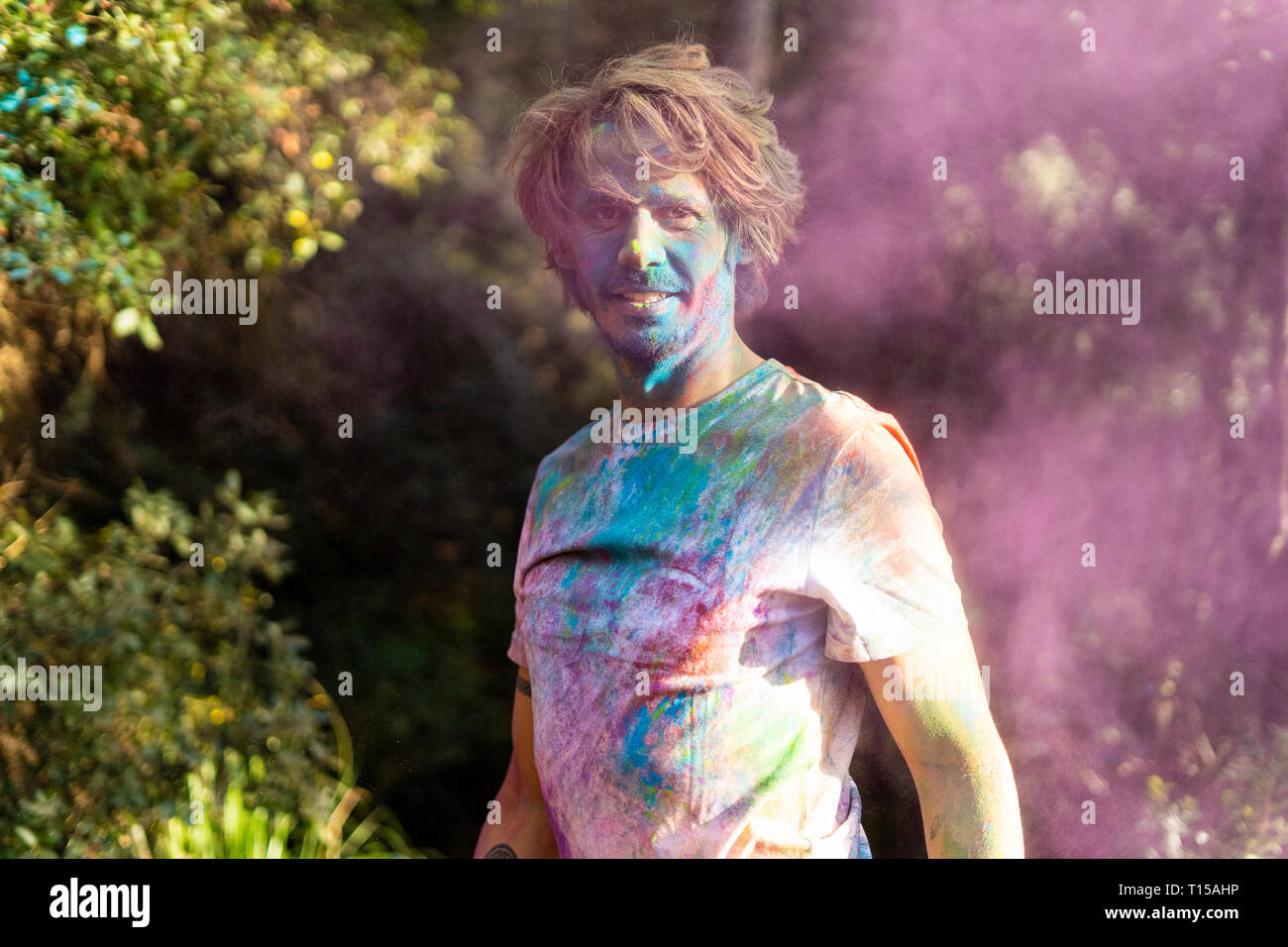 L'uomo coperto di vernice in polvere, celebtaing Holi, Festival di colori Foto Stock