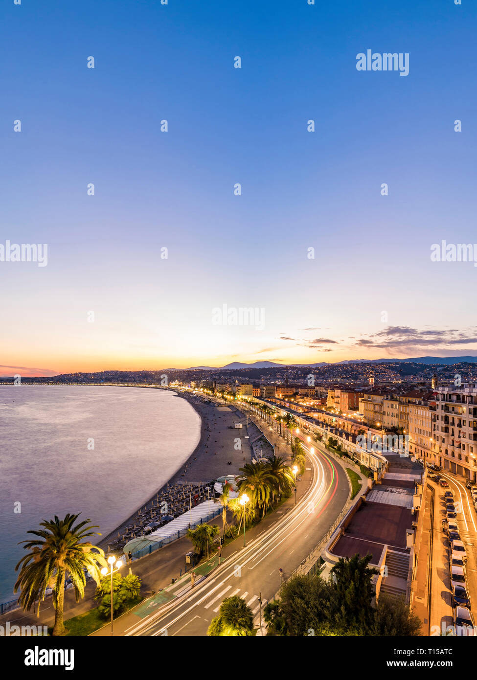 Francia, Provence-Alpes-Côte d'Azur, Nizza Promenade des Anglais, spiaggia nella luce della sera Foto Stock