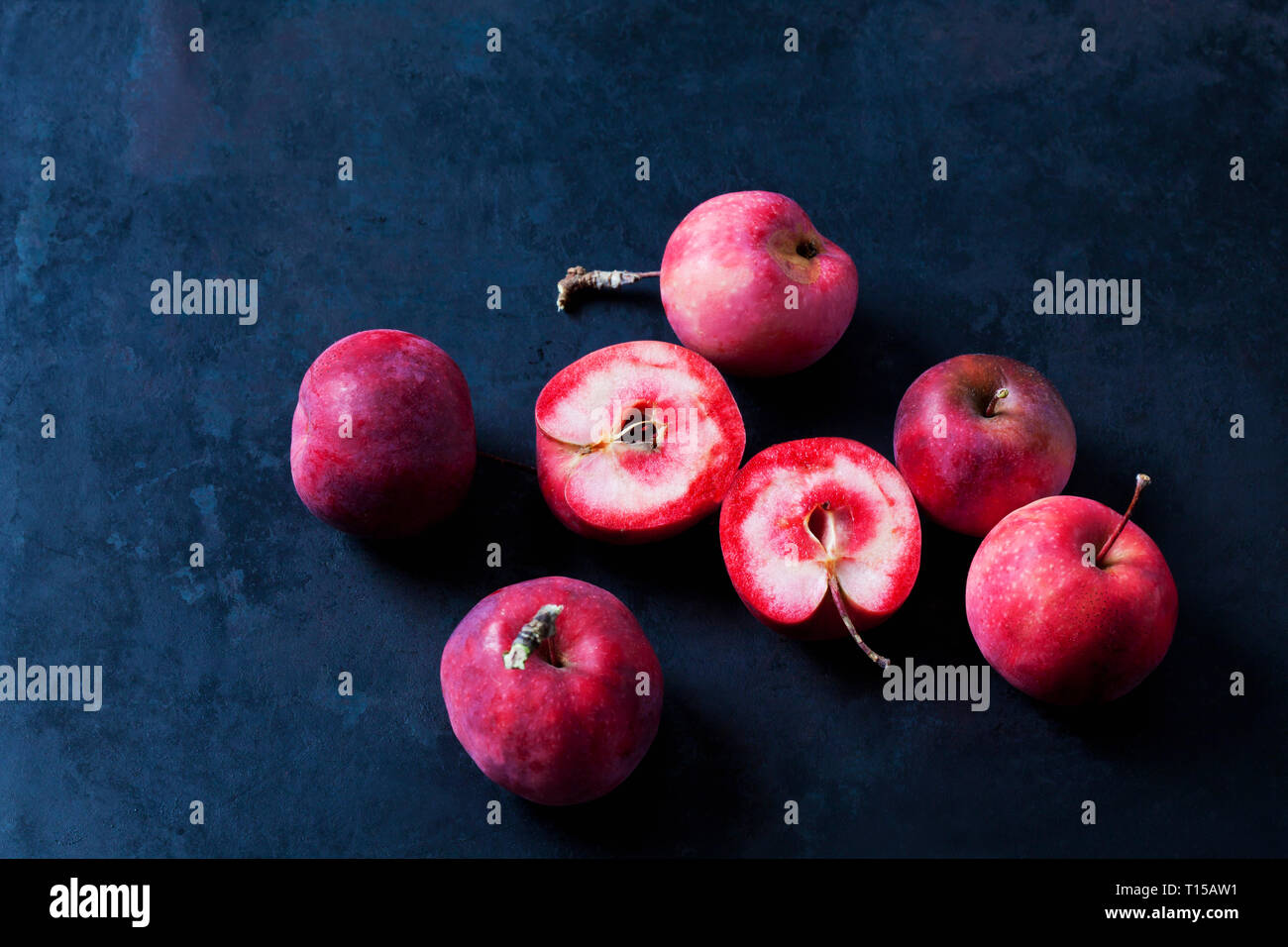 Affettato e tutto rosso-riprendevano le mele sulla terra scura Foto Stock
