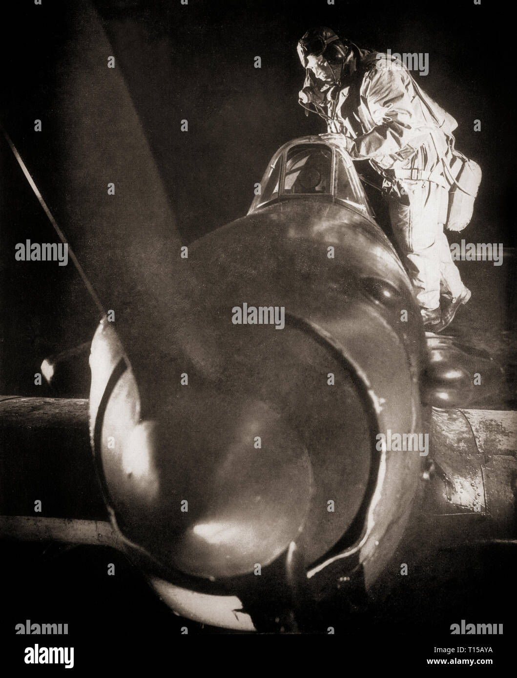 Arrampicata pilota in un Hawker Hurricane allestito come un combattente di notte. A seguito della Battaglia di Bretagna l'uragano ha continuato a dare il servizio come il principale del monomarca Seat combattente di notte in Fighter Command durante il blitz di 1941. Foto Stock