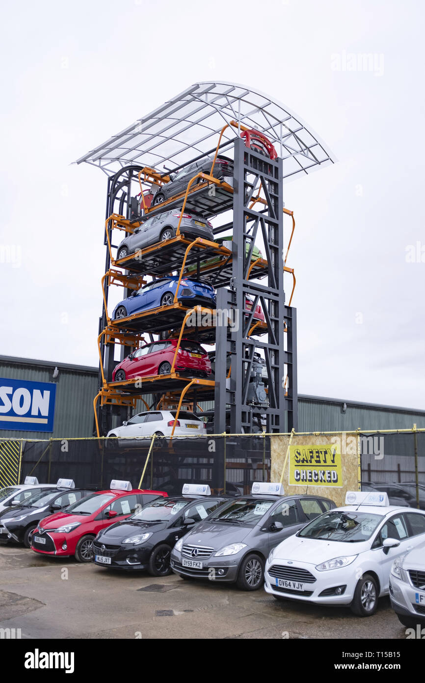 Aylesbury, Regno Unito - 06 dicembre, 2018. Un parcheggio rotante il sistema è usato su un parco industriale. Il sistema fornisce un modo innovativo per aumentare il parcheggio Foto Stock