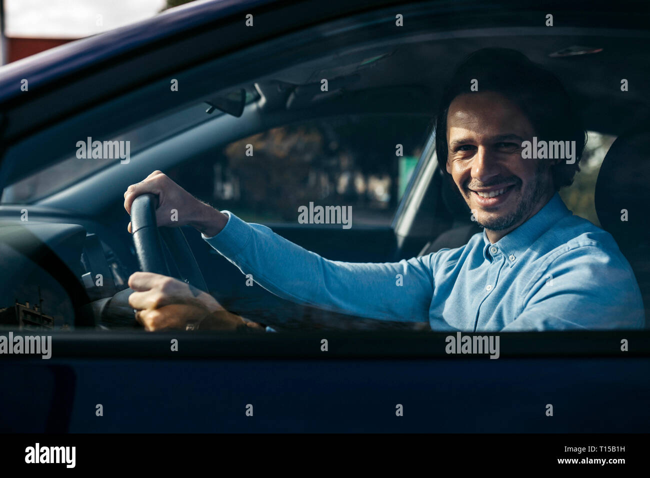 Ritratto di imprenditore sorridente auto pilotaggio Foto Stock